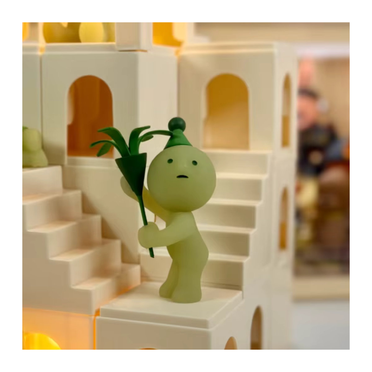 SMISKI Geburtstags-Serie Mystery Box mit weißen Figuren als Überraschungsspielzeug und Taschenanhänger - Bild 3