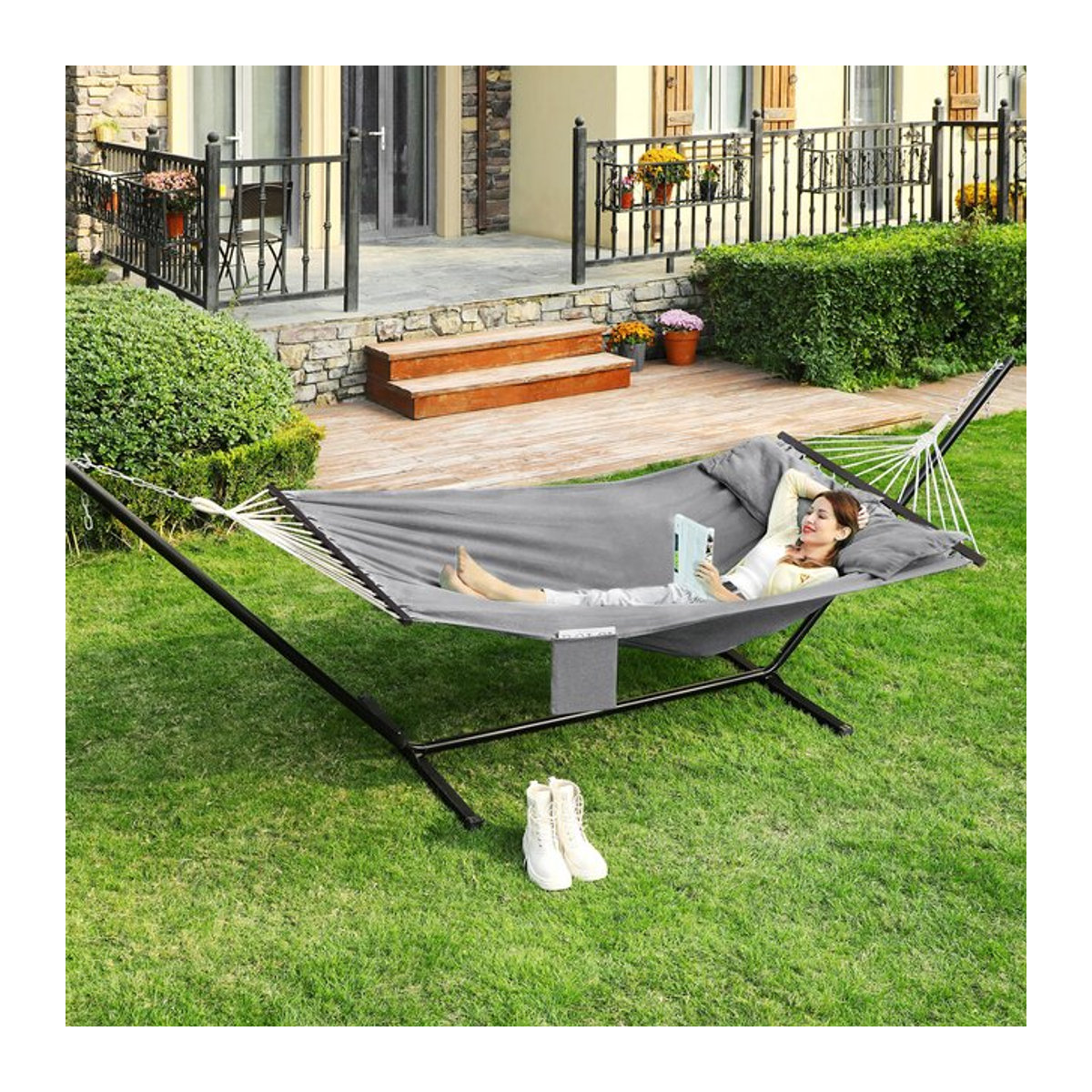 SONGMICS Hängematte für Outdoor mit 2 Holzstangen und 2 Kissen, grau-schwarz, B: 210 cm, H: 150 cm - Bild 1