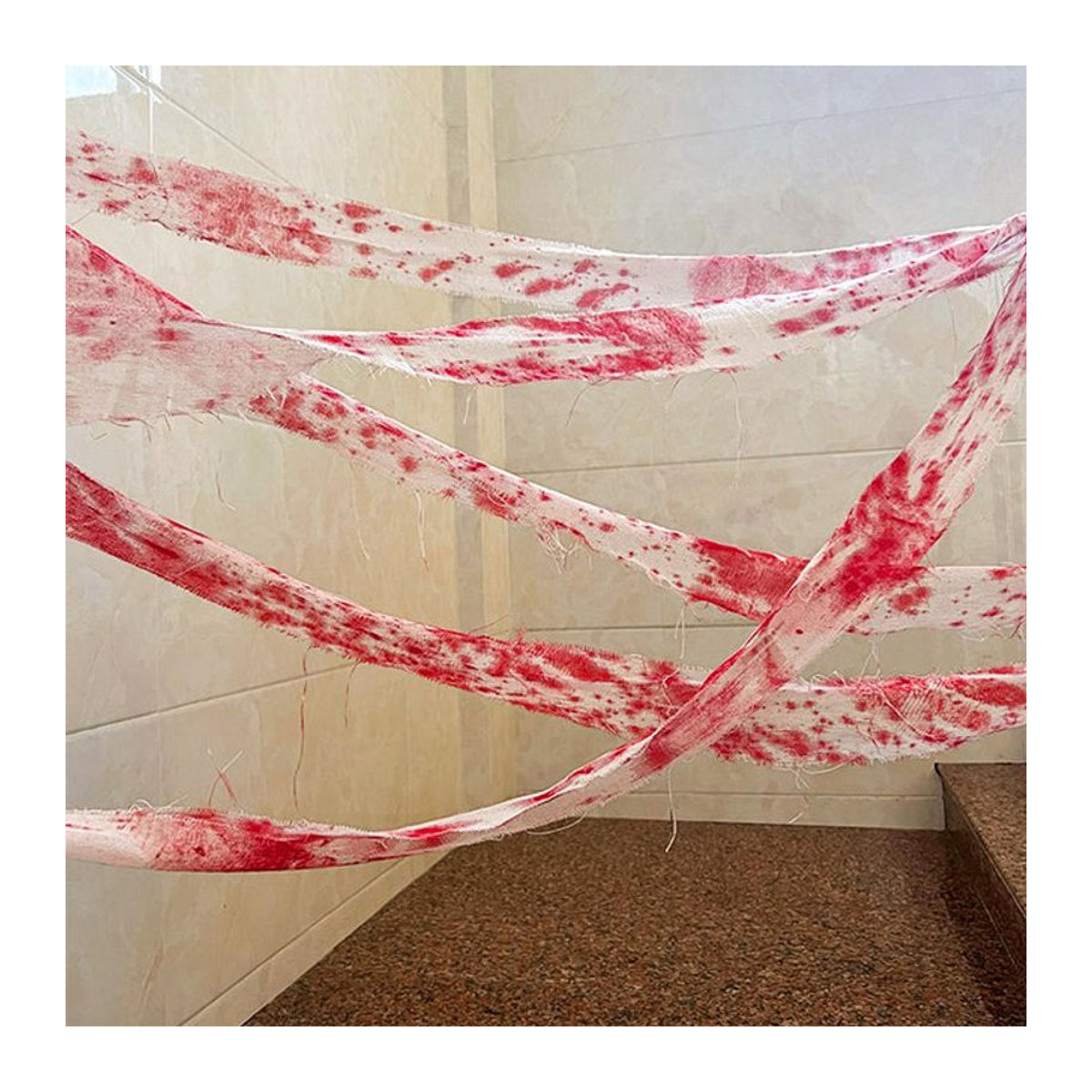 Spukhaus Home Halloween Dekoration Blutige Gaze als Horror Requisiten in Weiß und Rot - Bild 1