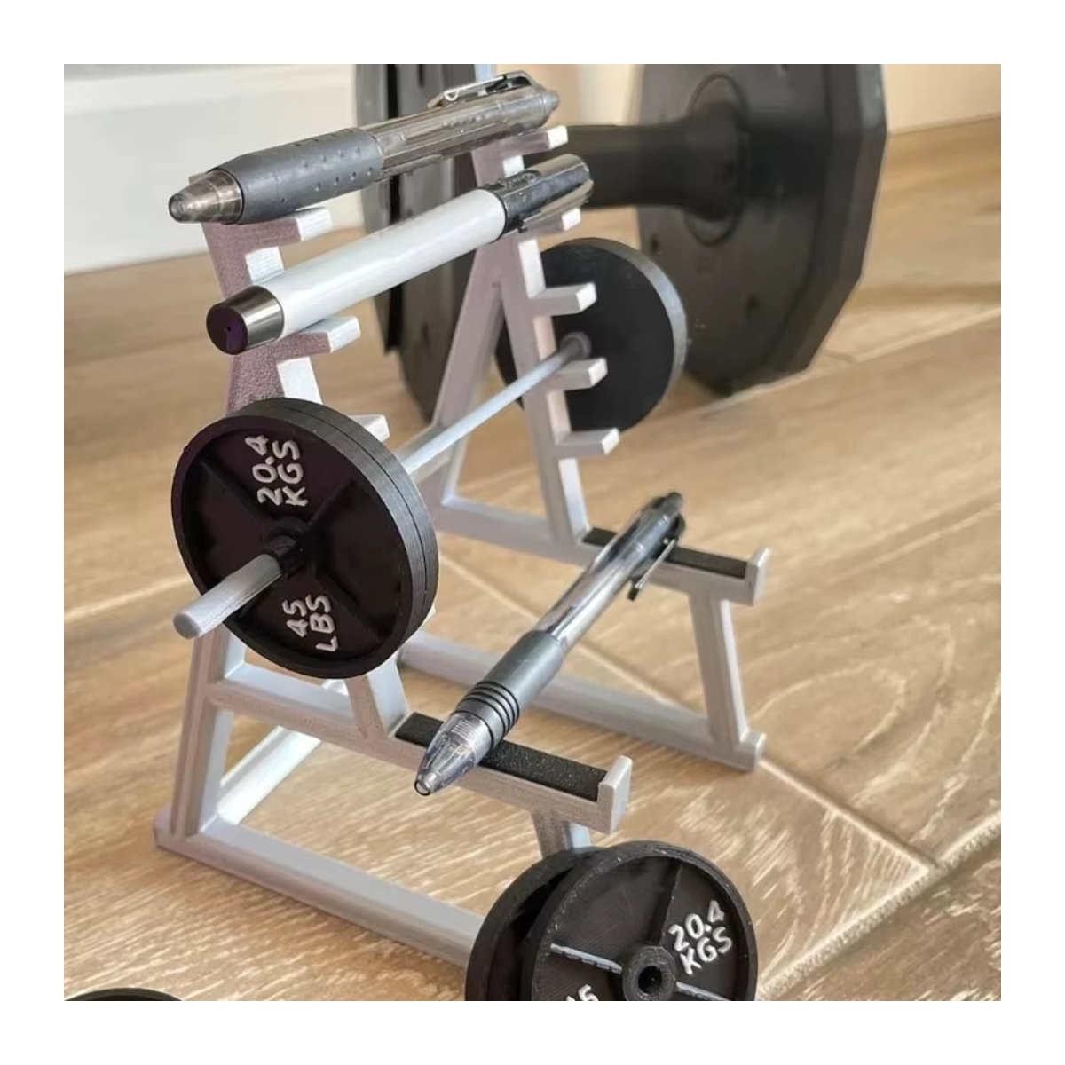 Squat Rack Stifthalter als lustiges Schreibtischzubehör für das Büro, grauer Stift-Organizer aus Kunststoff in modernem Design - Bild 3