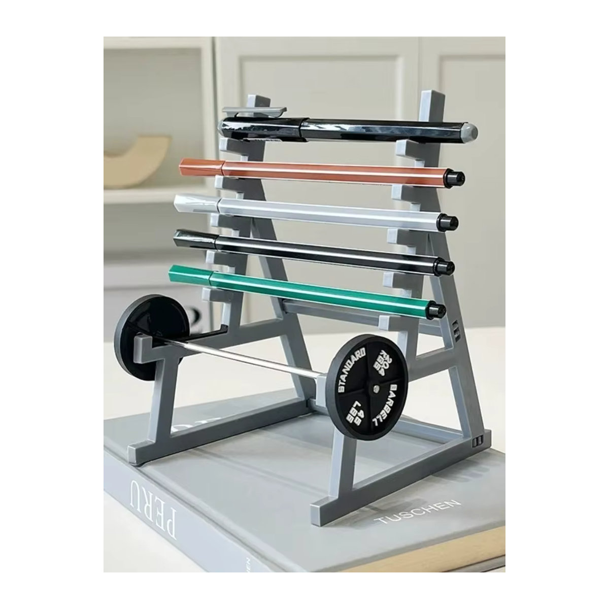 Squat Rack Stifthalter als lustiges Schreibtischzubehör für das Büro, grauer Stift-Organizer aus Kunststoff in modernem Design - Bild 6