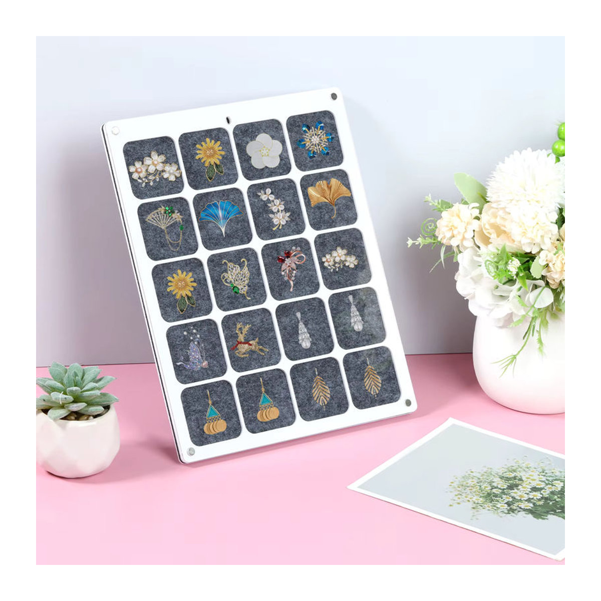 Staubdichte Filz-Vitrine für Ansteckpins und Schmuck, weiß, rechteckig und minimalistisch, Tischdisplay für Sammlungen - Bild 6