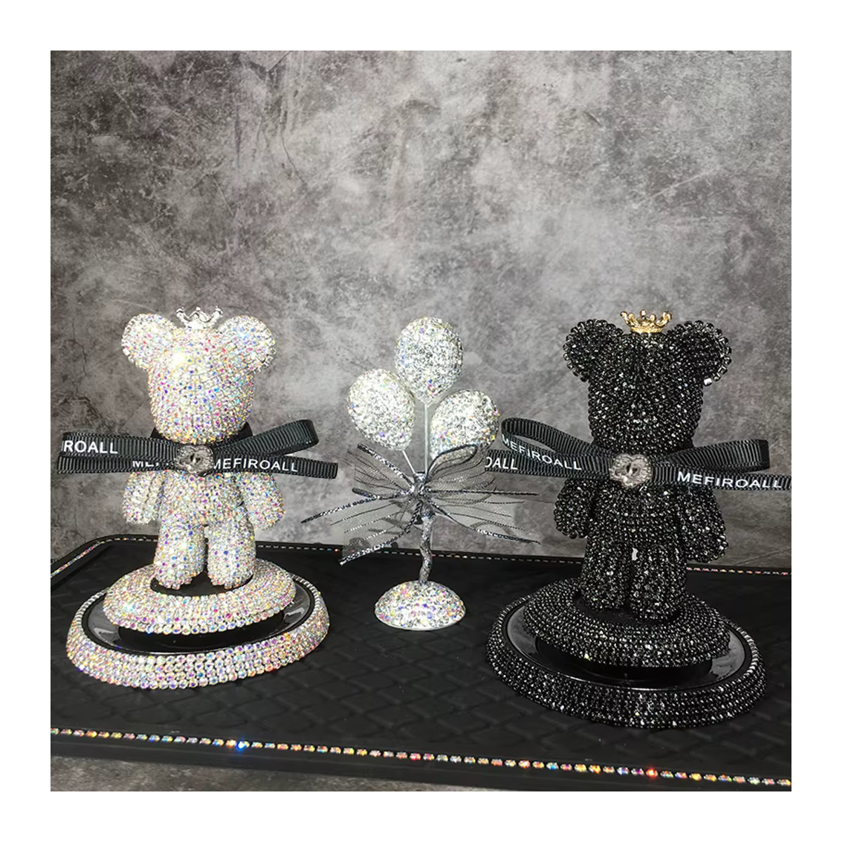 STYLISH WIZ Teddybär Auto-Ornament mit Strass und Schleife in Mehrfarbig aus Kunstharz - Bild 1