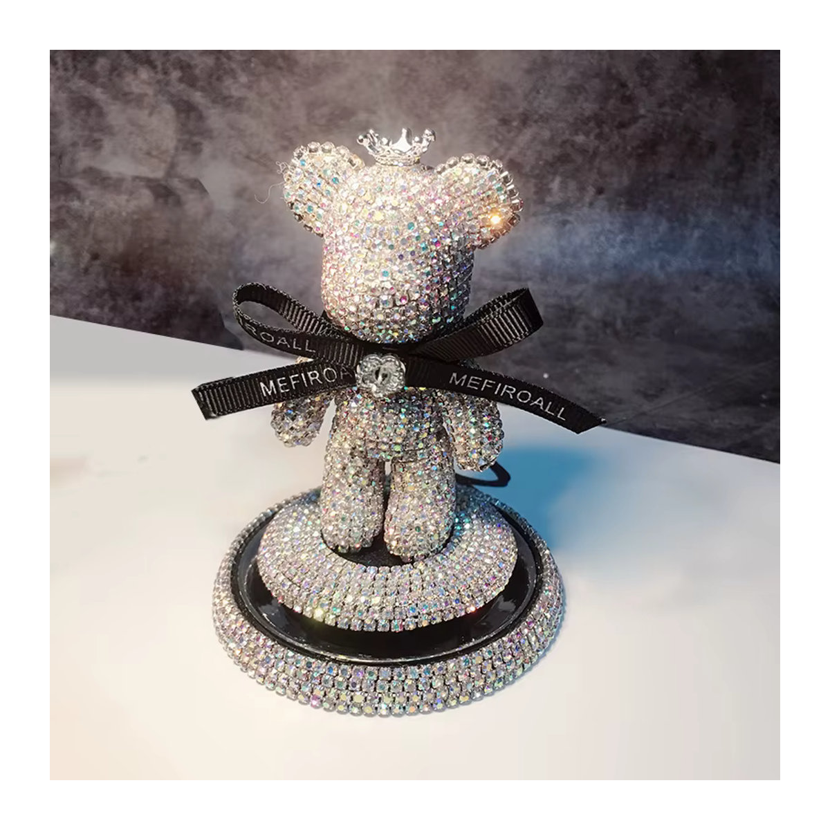 STYLISH WIZ Teddybär Auto-Ornament mit Strass und Schleife in Mehrfarbig aus Kunstharz - Bild 2