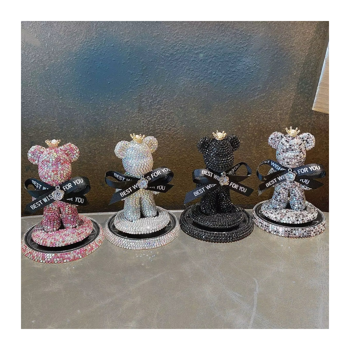 STYLISH WIZ Teddybär Auto-Ornament mit Strass und Schleife in Mehrfarbig aus Kunstharz - Bild 4