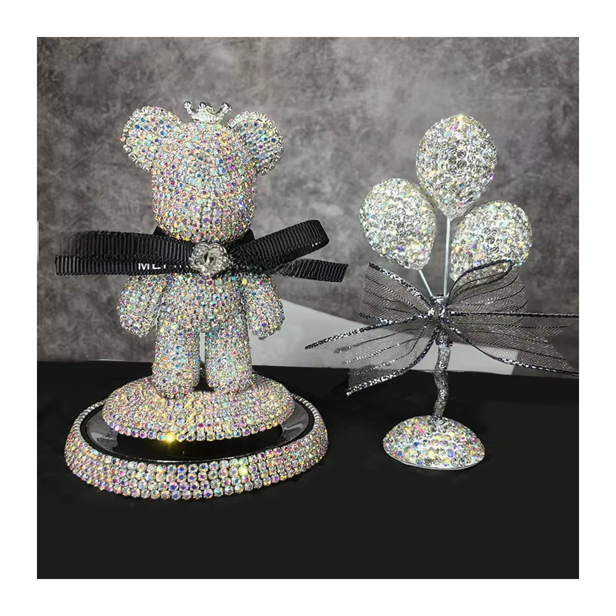 STYLISH WIZ Teddybär Auto-Ornament mit Strass und Schleife in Mehrfarbig aus Kunstharz - Bild 5