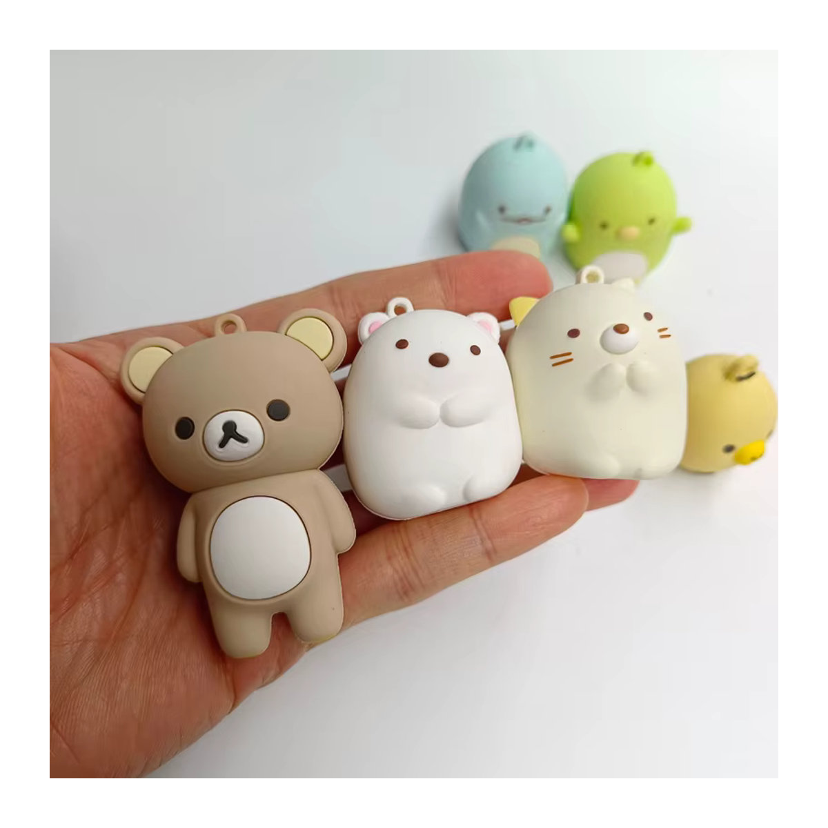 Sumikko Gurashi Anime Figuren Set aus Kunststoff, Mehrfarbig, Sammlerfiguren von Bär, Panda, Katze und Eidechse - Bild 3