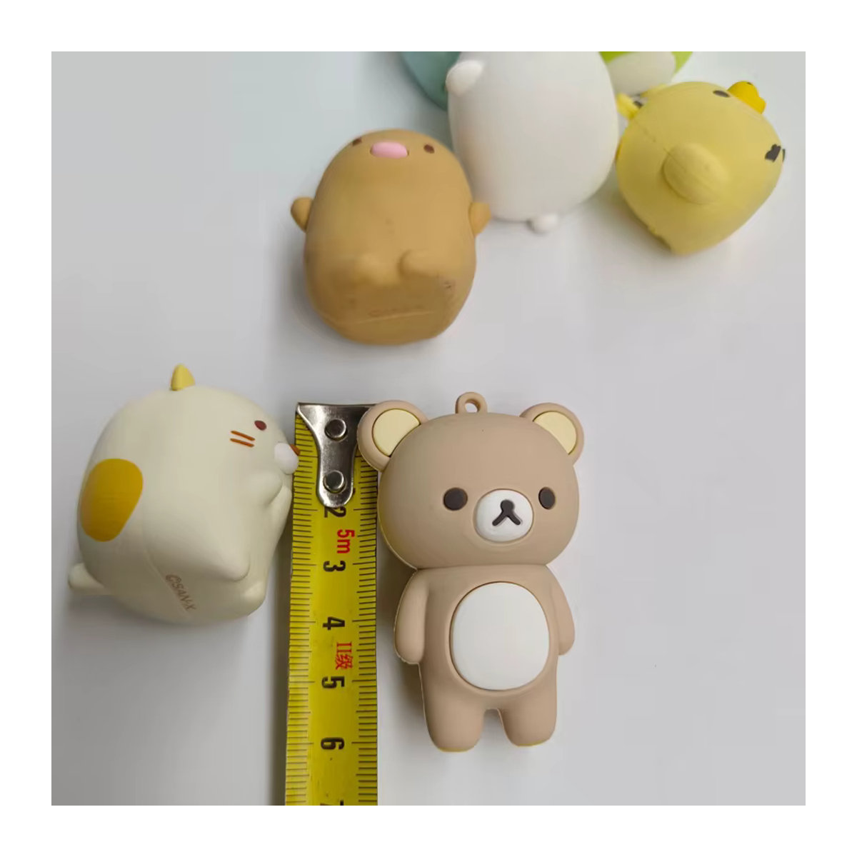 Sumikko Gurashi Anime Figuren Set aus Kunststoff, Mehrfarbig, Sammlerfiguren von Bär, Panda, Katze und Eidechse - Bild 5