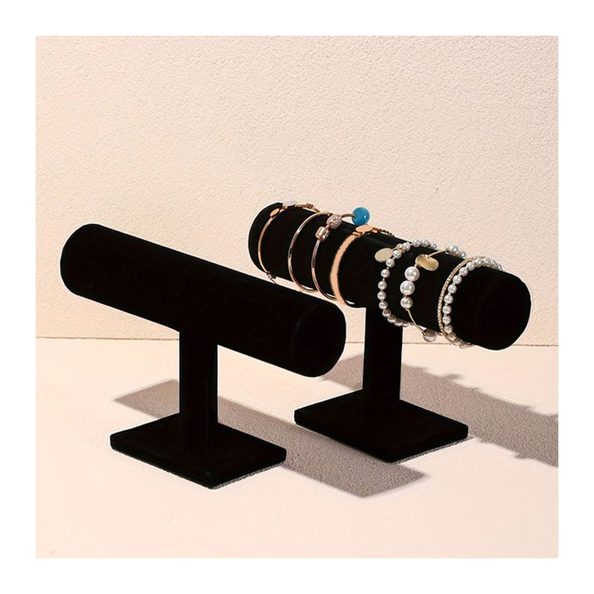 T-förmiger Schmuckständer in Schwarz für Armbänder, Halsketten und Uhren mit minimalistischem Design - Bild 1