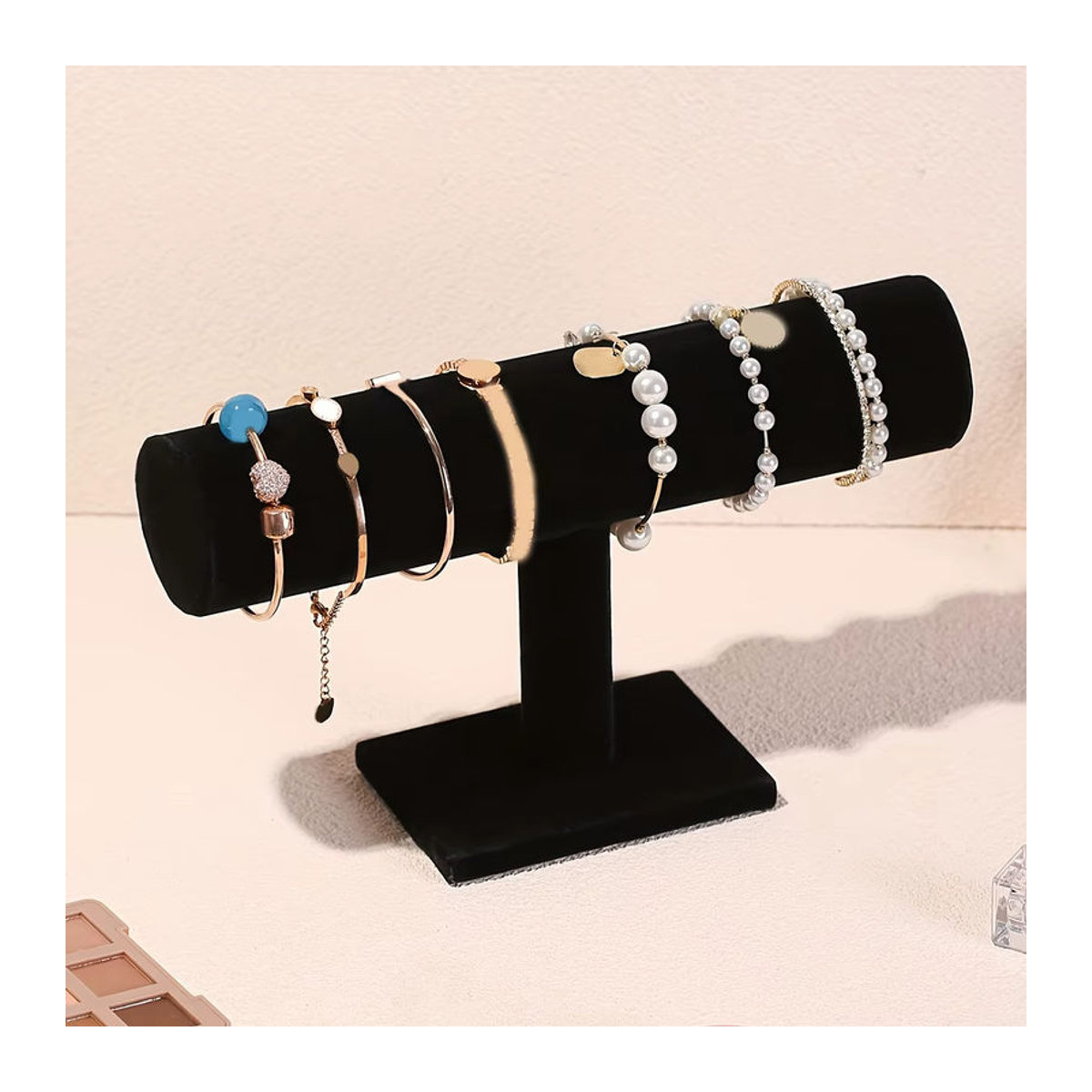 T-förmiger Schmuckständer in Schwarz für Armbänder, Halsketten und Uhren mit minimalistischem Design - Bild 2