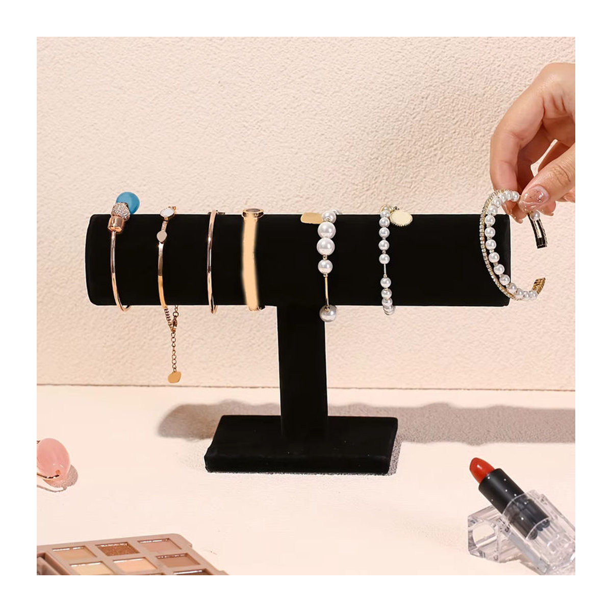 T-förmiger Schmuckständer in Schwarz für Armbänder, Halsketten und Uhren mit minimalistischem Design - Bild 3