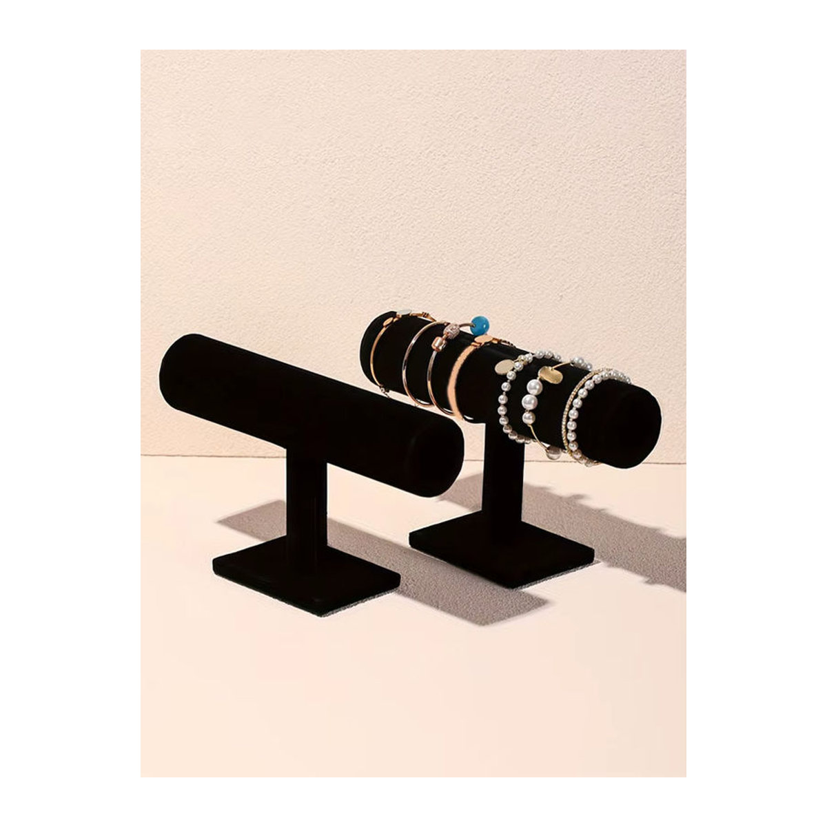 T-förmiger Schmuckständer in Schwarz für Armbänder, Halsketten und Uhren mit minimalistischem Design - Bild 4