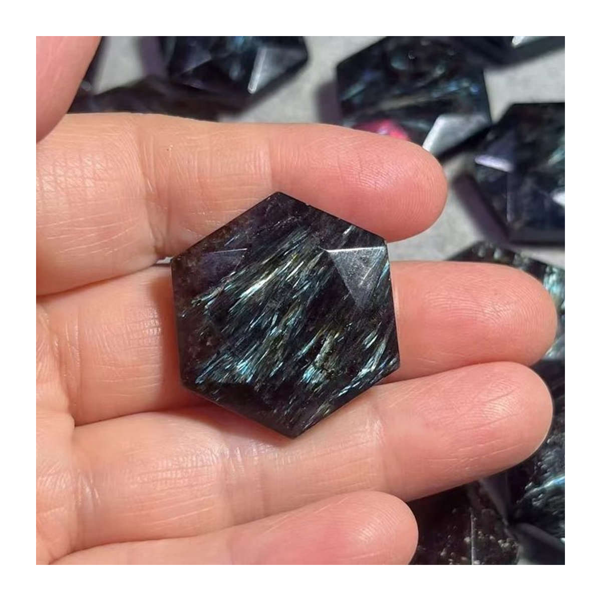 TAIHESJ Natürlicher Amphibole Kristall in Schwarz und Blau als geometrisches Flugzeug-Ornament zur Energiegewinnung - Bild 1