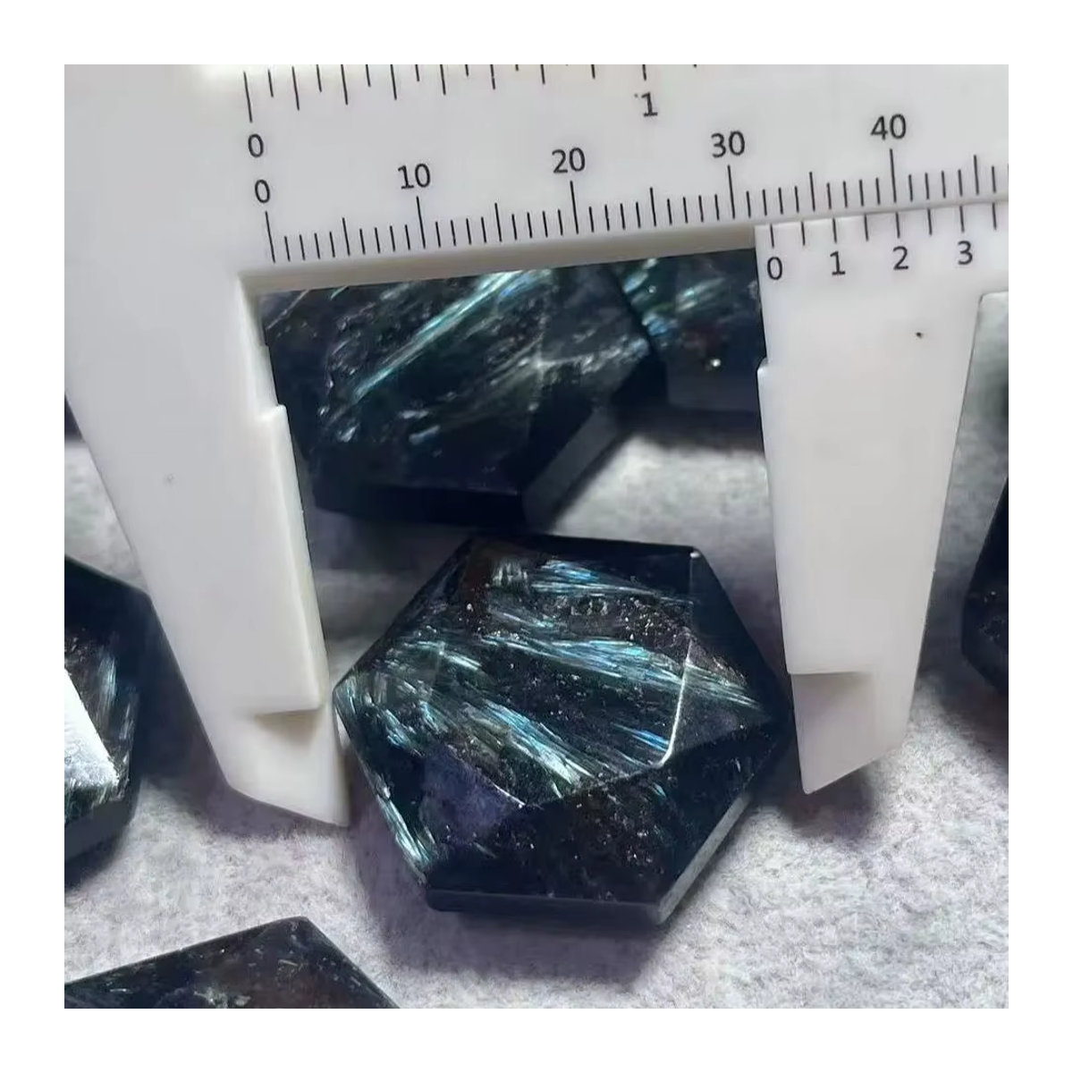 TAIHESJ Natürlicher Amphibole Kristall in Schwarz und Blau als geometrisches Flugzeug-Ornament zur Energiegewinnung - Bild 5