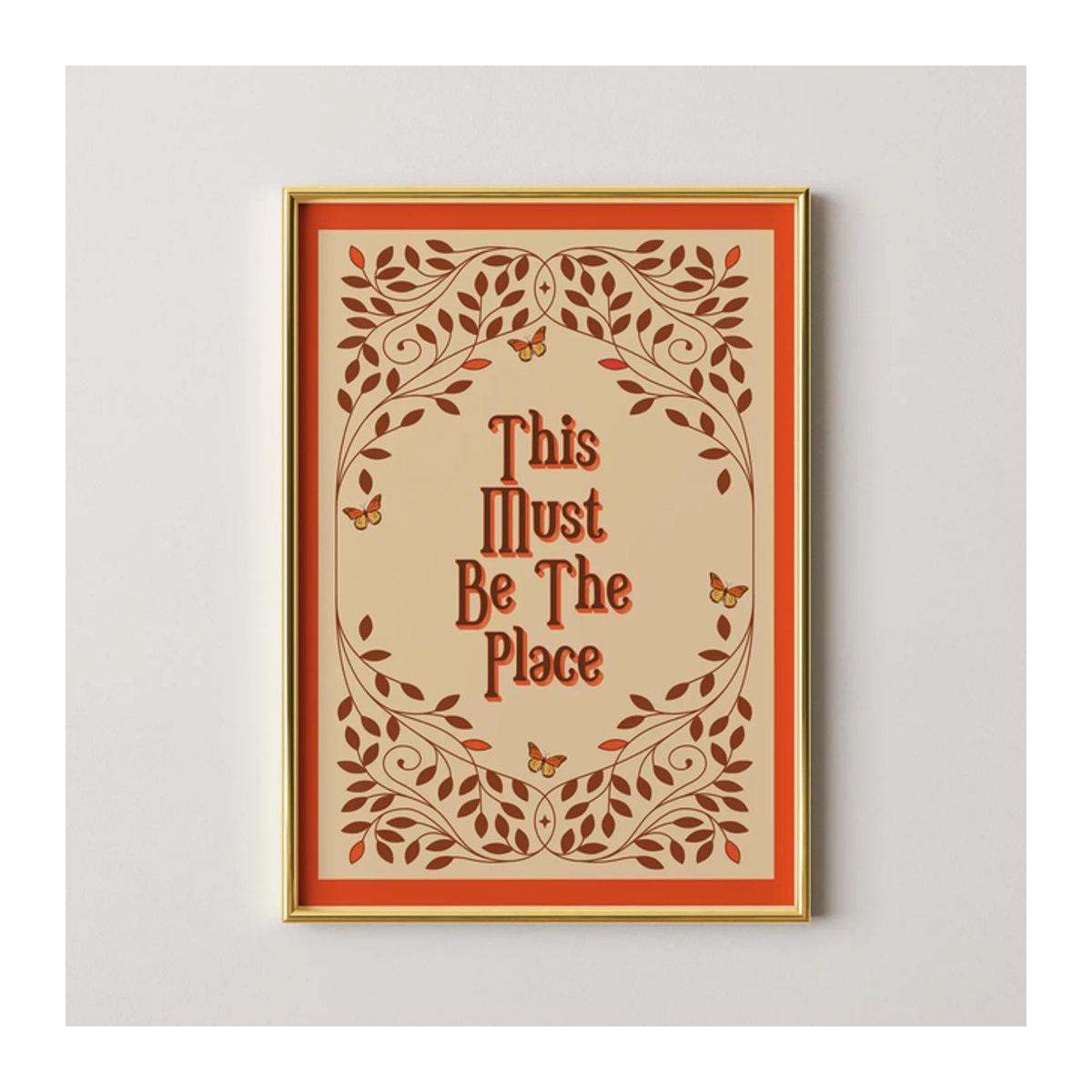 This Must Be The Place Retro Wandkunst Print in Orange mit Typografie und floralen Elementen im Vintage-Stil - Bild 1