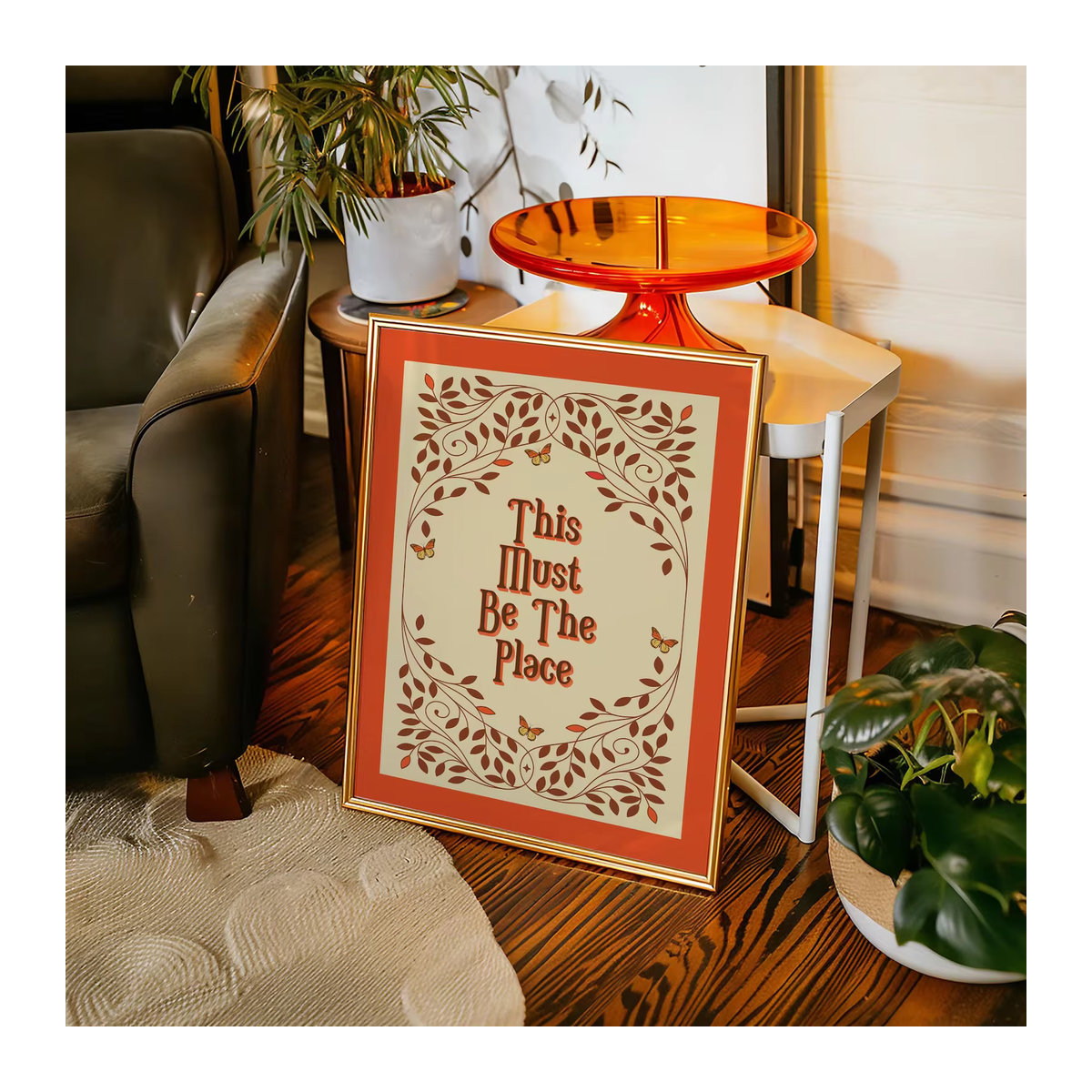 This Must Be The Place Retro Wandkunst Print in Orange mit Typografie und floralen Elementen im Vintage-Stil - Bild 2