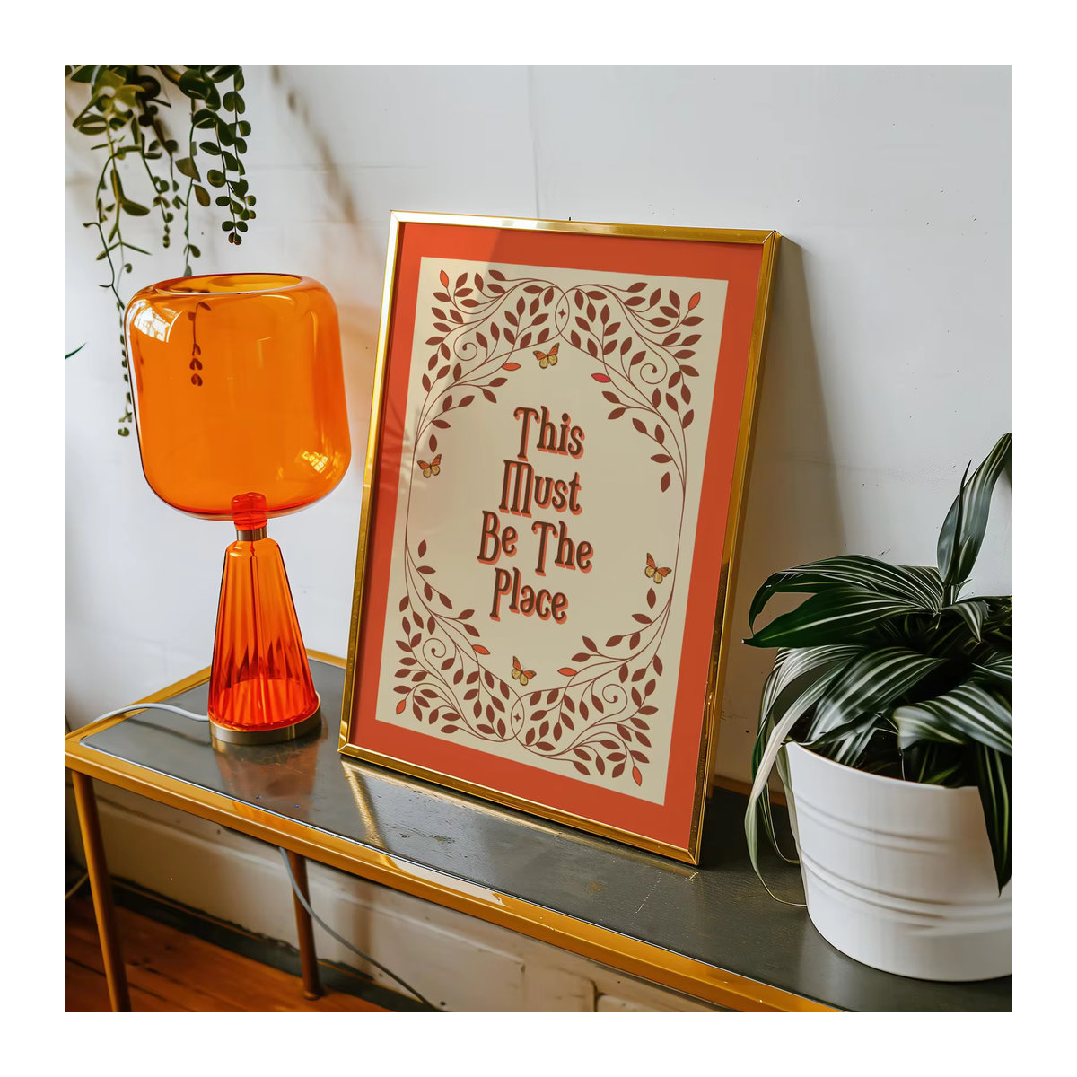 This Must Be The Place Retro Wandkunst Print in Orange mit Typografie und floralen Elementen im Vintage-Stil - Bild 5