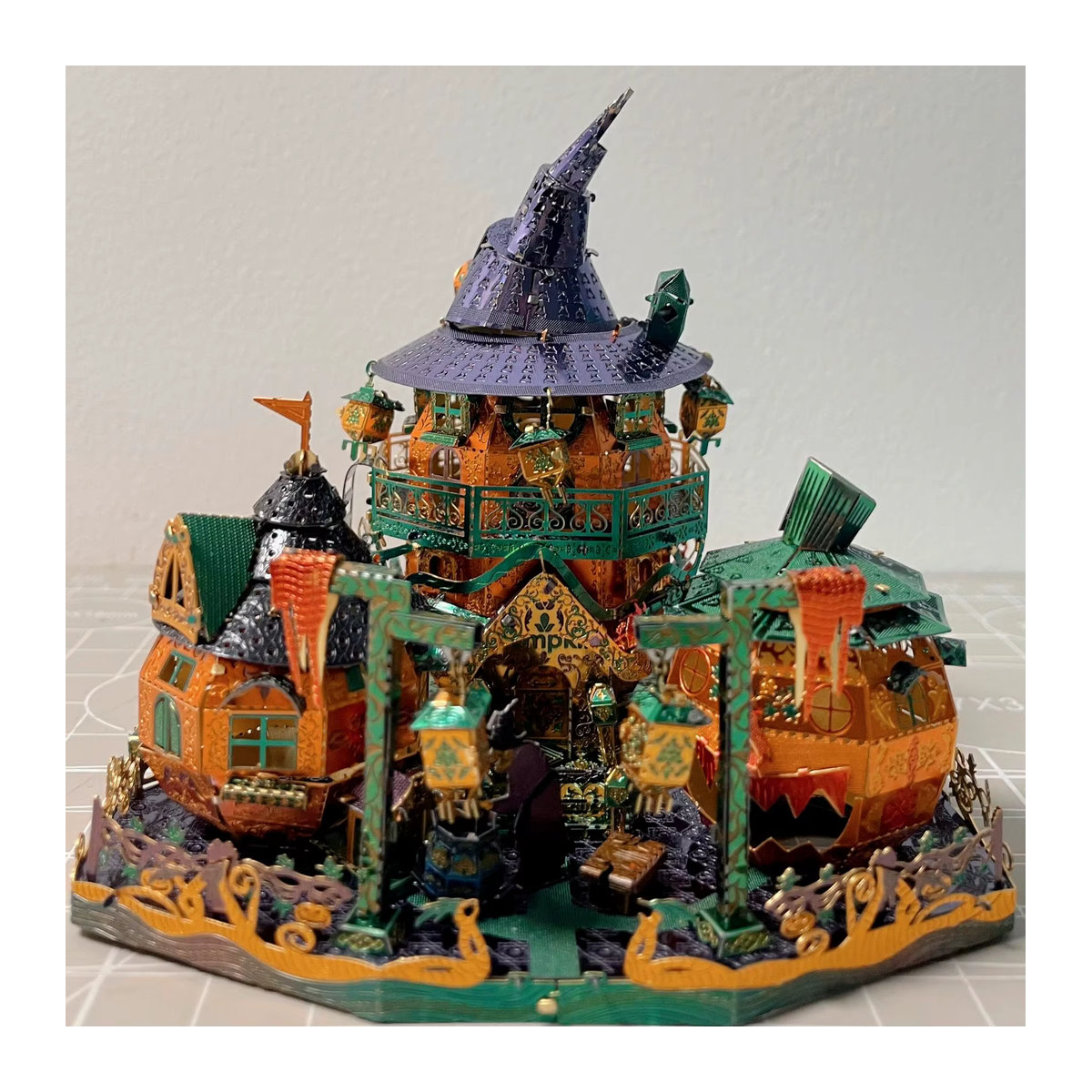 Tinamic 3D Metall Puzzle Kürbis Haus Modellbau Kit mit Licht in Orange und Mehrfarbig für Erwachsene - Bild 3