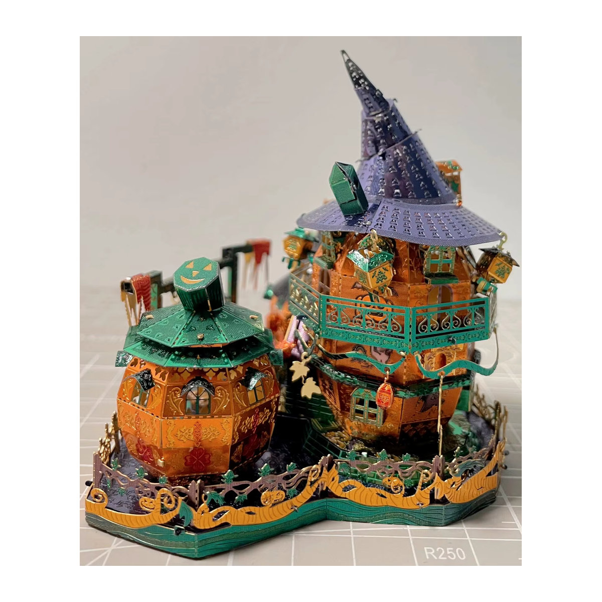 Tinamic 3D Metall Puzzle Kürbis Haus Modellbau Kit mit Licht in Orange und Mehrfarbig für Erwachsene - Bild 4