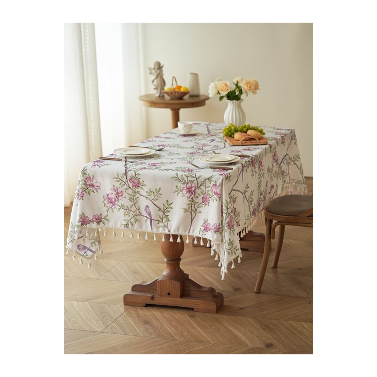 Tischdecke aus Kunstleinen mit Blumen-, Vogel- und Quastenmuster in Lila und Weiß - Bild 1