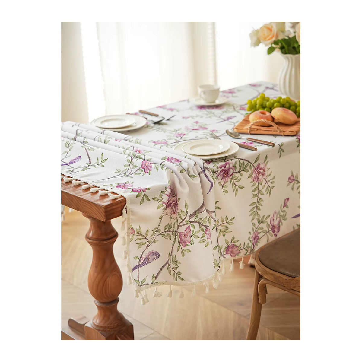 Tischdecke aus Kunstleinen mit Blumen-, Vogel- und Quastenmuster in Lila und Weiß - Bild 2