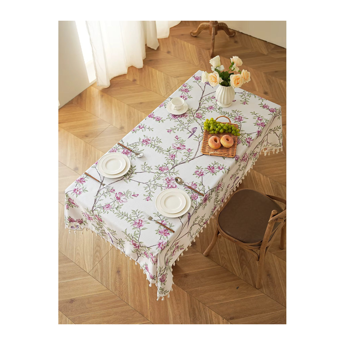 Tischdecke aus Kunstleinen mit Blumen-, Vogel- und Quastenmuster in Lila und Weiß - Bild 3