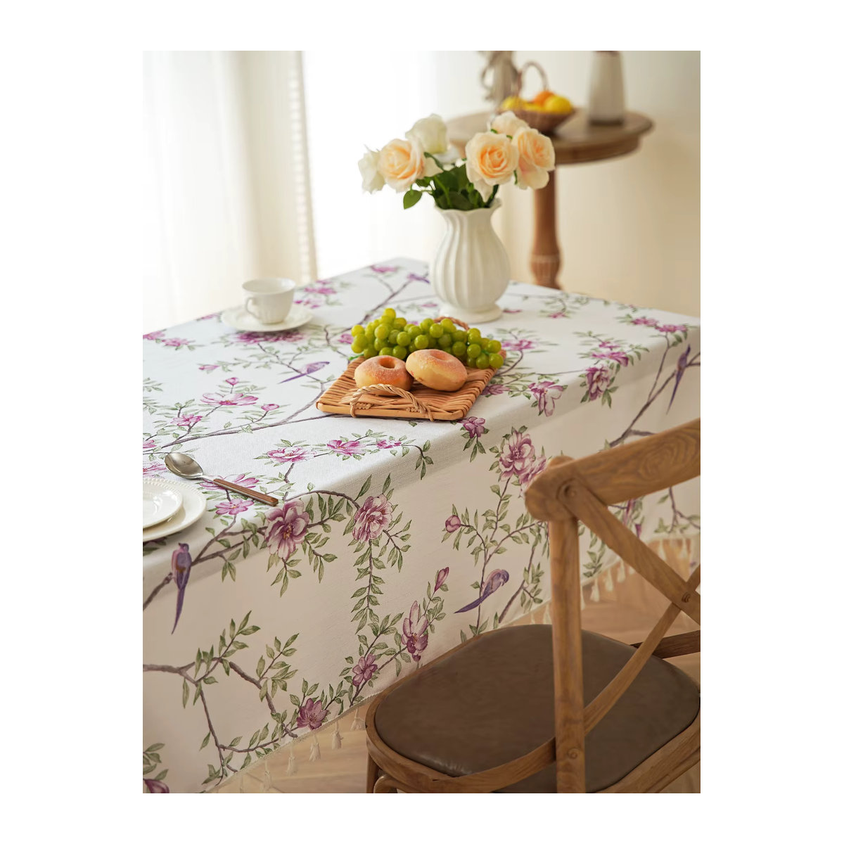 Tischdecke aus Kunstleinen mit Blumen-, Vogel- und Quastenmuster in Lila und Weiß - Bild 4