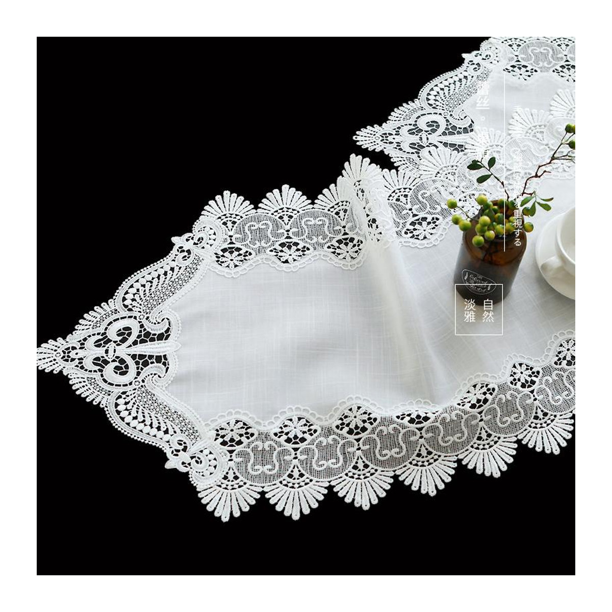 Tischläufer von A Family Of Home Textiles in Weiß mit luxuriöser Stickerei und gepolsterter Spitze, B/T/H: 90 x 50 cm - Bild 2