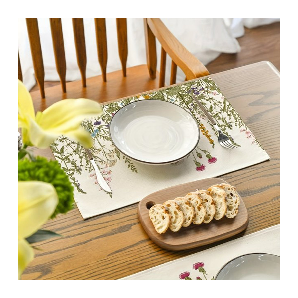 Tischset aus Leinen mit Vintage Kräuter und Wildblumen Design in Weiß - Bild 1