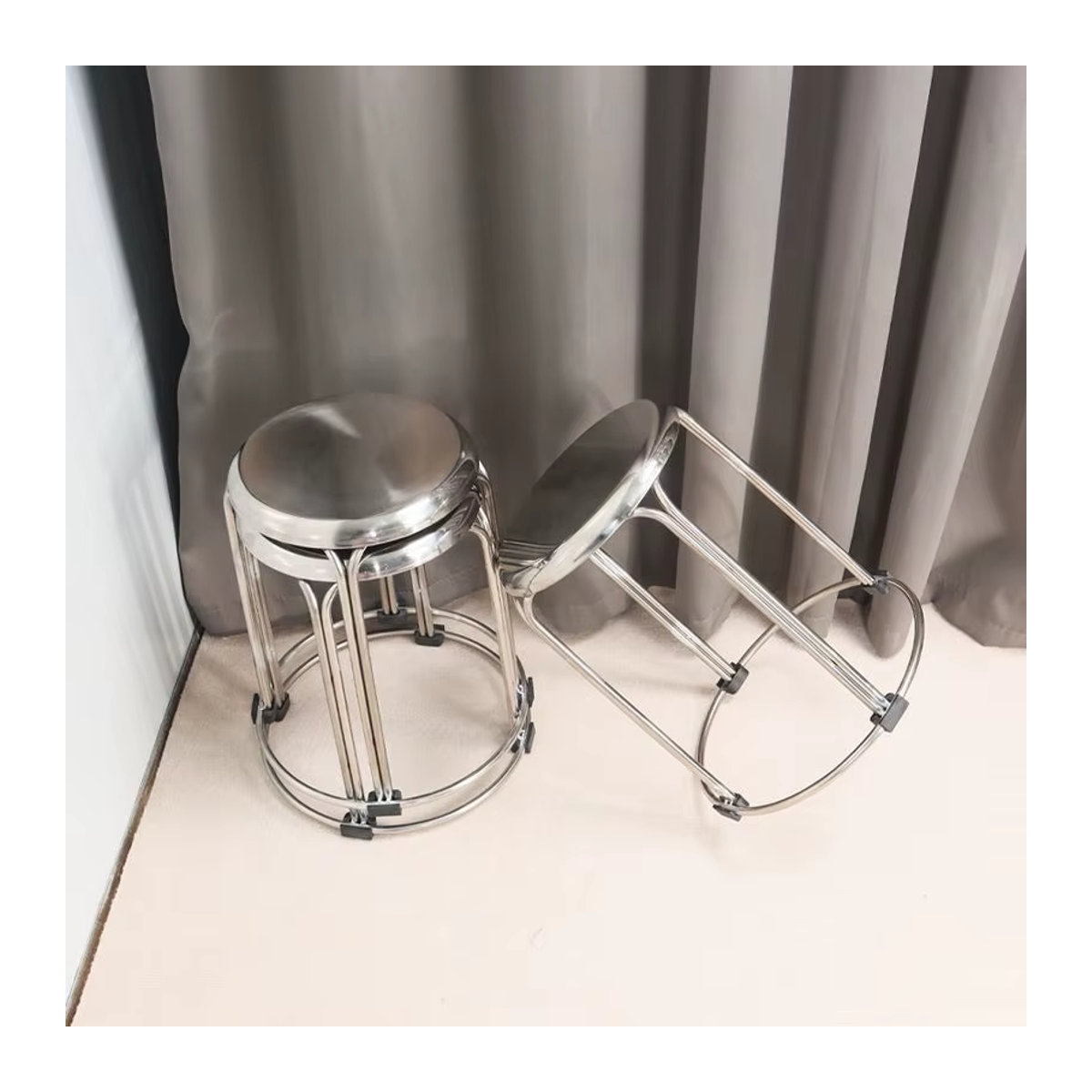 Tommy You Esszimmerhocker aus Edelstahl in Silber, minimalistischer runder Metallhocker stapelbar - Bild 2