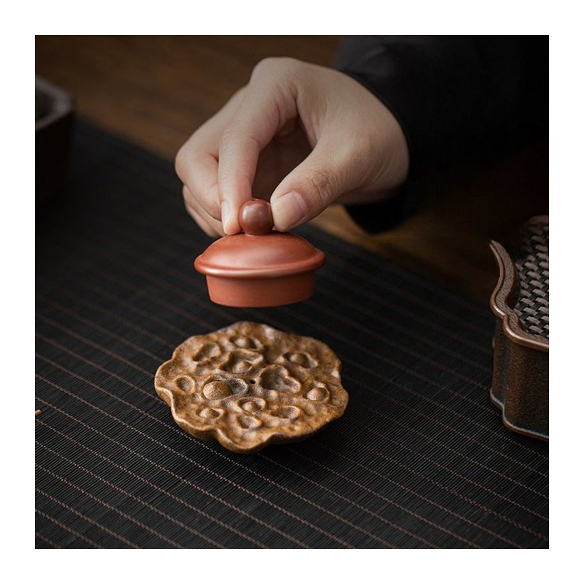 Traditionelle Zisha Teekannenabdeckung aus Keramik mit floralem Lotus-Design in Braun - Bild 1
