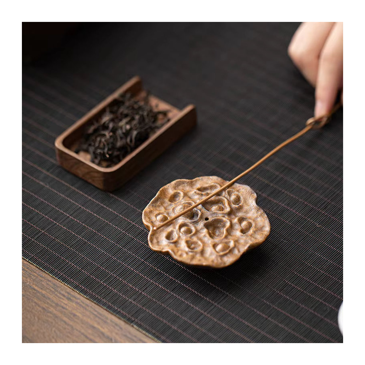 Traditionelle Zisha Teekannenabdeckung aus Keramik mit floralem Lotus-Design in Braun - Bild 3