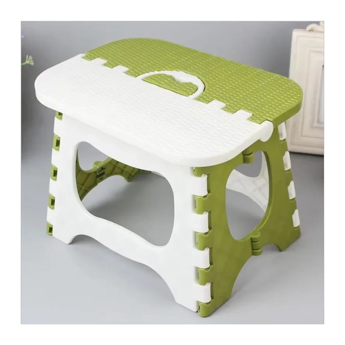 Tragbarer Klapphocker aus Kunststoff für Haushalt und Outdoor in platzsparender Ausführung - Bild 4