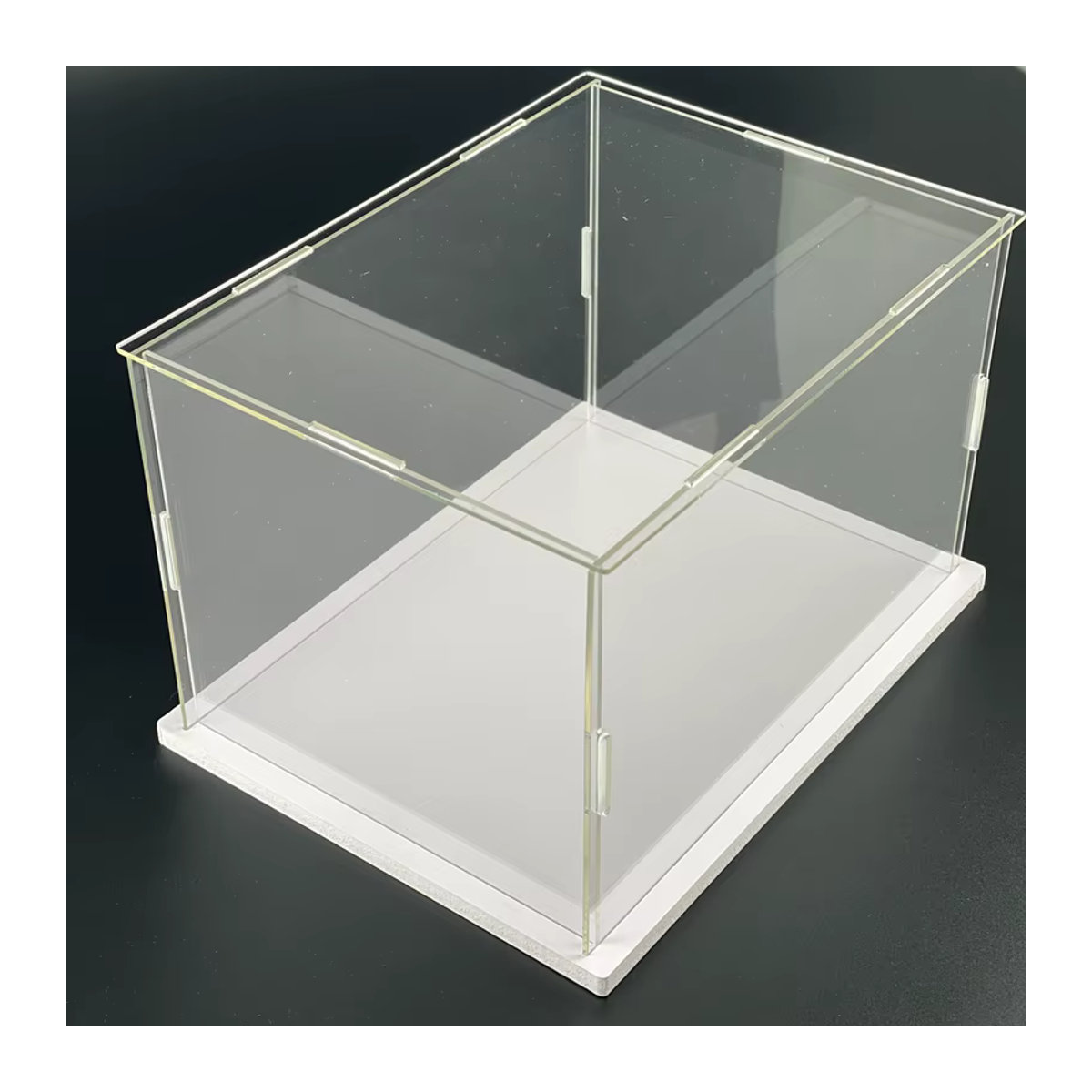 Transparente Acryl-Vitrine mit weißem Sockel zur selbstmontierten Staubschutzvitrine in minimalistischem Design - Bild 2