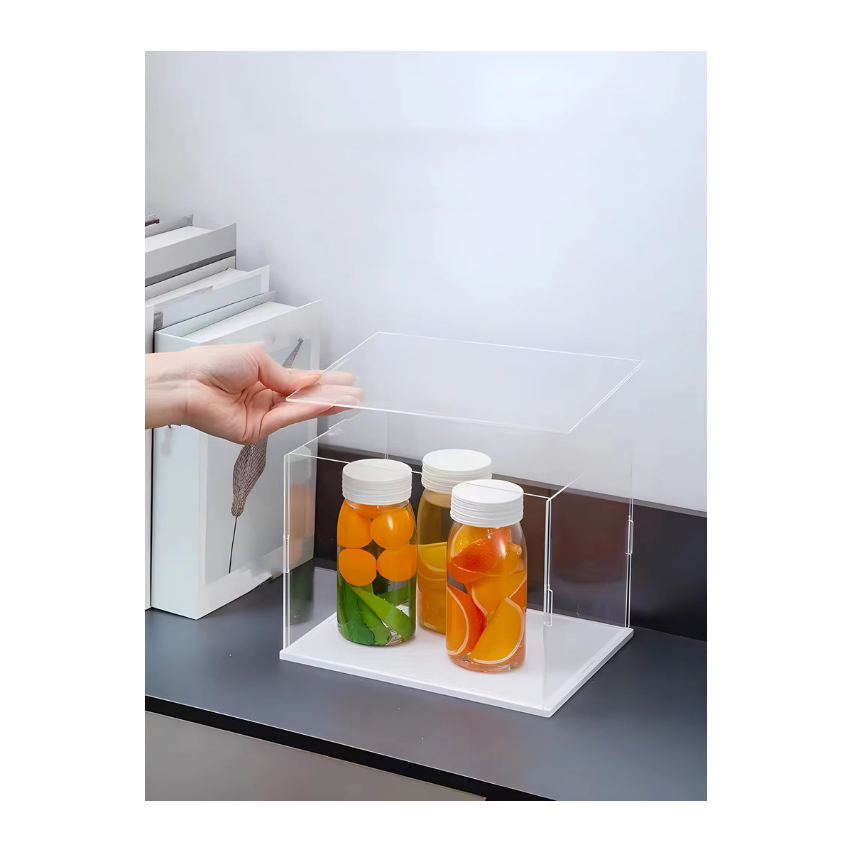 Transparente Acryl-Vitrine mit weißem Sockel zur selbstmontierten Staubschutzvitrine in minimalistischem Design - Bild 3