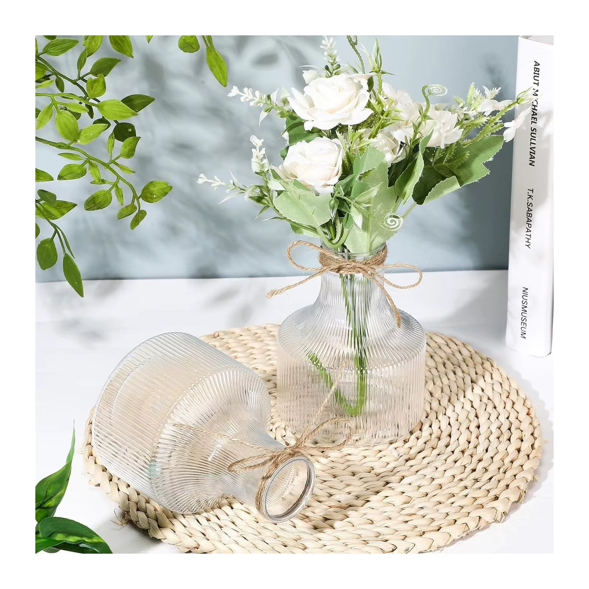 Transparente Kunststoffvase in flaschenförmiger Designform für Schnittblumen und Tischdekoration - Bild 2