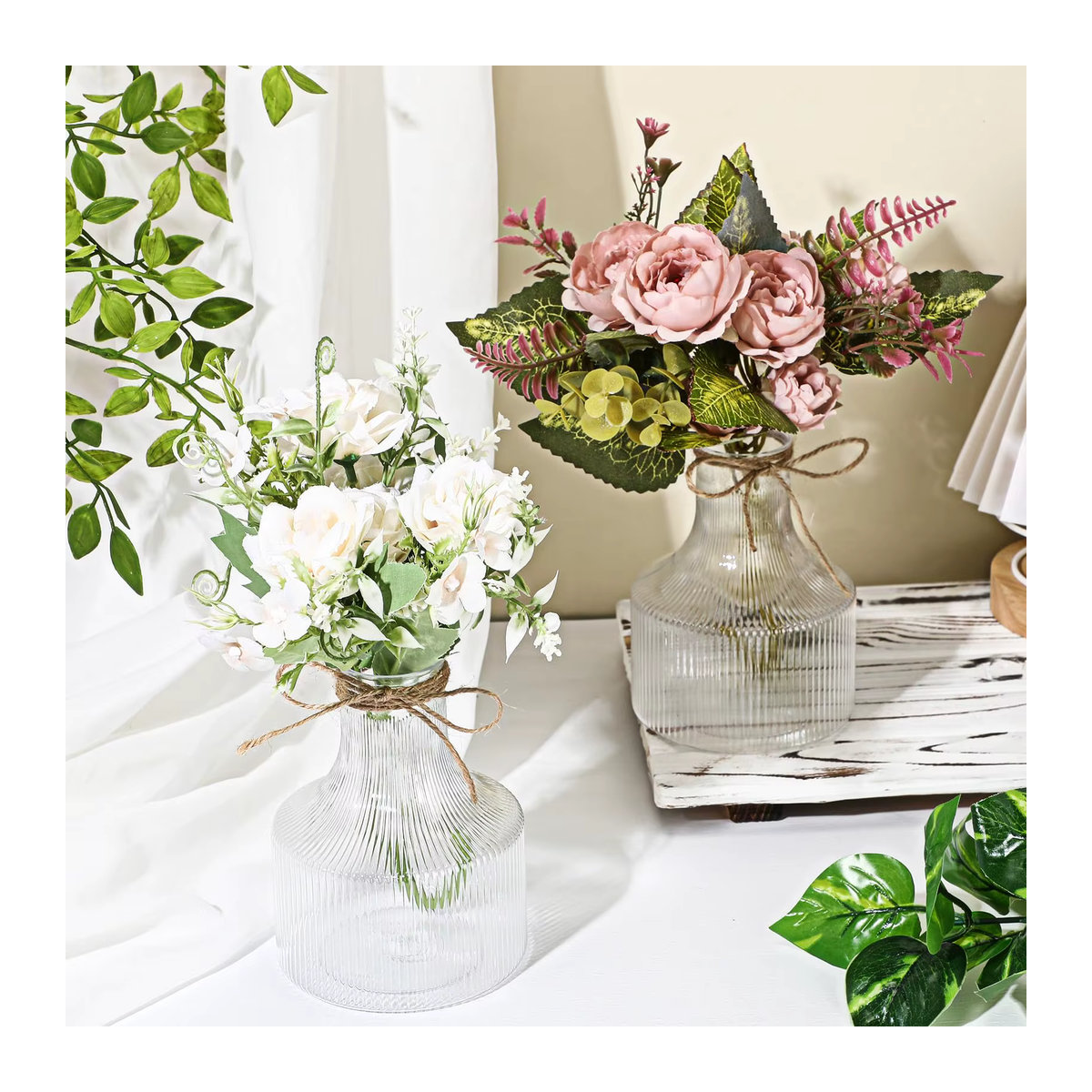 Transparente Kunststoffvase in flaschenförmiger Designform für Schnittblumen und Tischdekoration - Bild 3