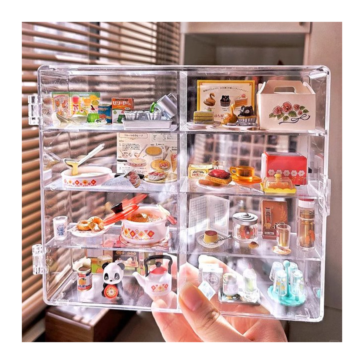 Transparentes Mini Food und Play Display Regal aus Kunststoff zur Aufbewahrung kleiner Flaschen und Weinflaschen - Bild 1