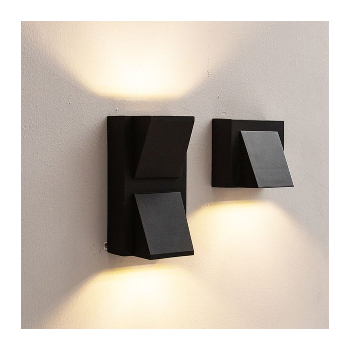 TRAZOS LED Außen-Wandleuchte aus Aluminium in Schwarz mit warmweißem Licht, wasserdicht nach IP65, modernes Design für Garten und Balkon - Bild 1