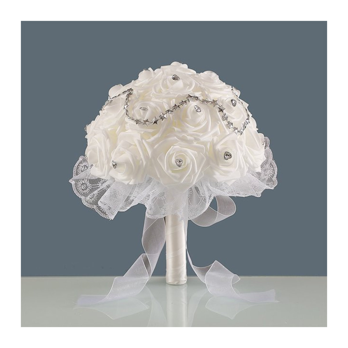 TRUE LOVE GIFT Brautstrauß aus künstlichen Blumen in Weiß mit Spitzenband, runder floraler Hochzeitsstrauß aus Kunstharz und Textil - Bild 1