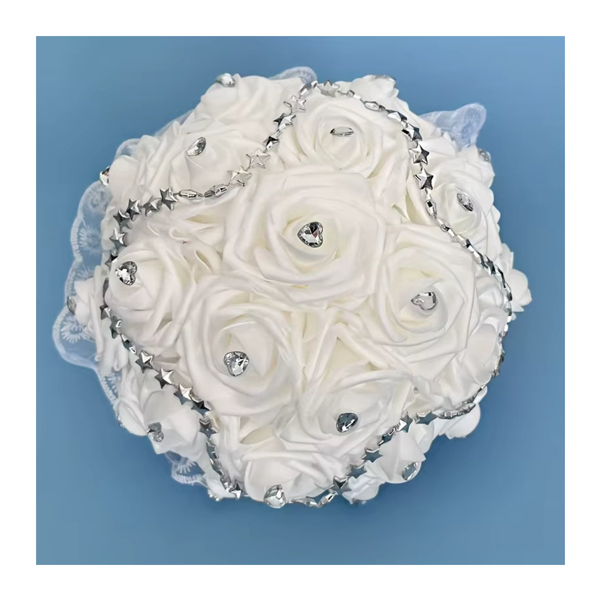 TRUE LOVE GIFT Brautstrauß aus künstlichen Blumen in Weiß mit Spitzenband, runder floraler Hochzeitsstrauß aus Kunstharz und Textil - Bild 2