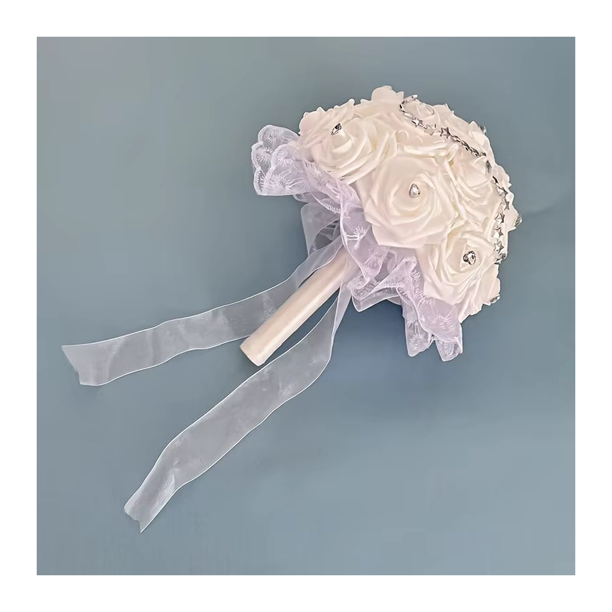 TRUE LOVE GIFT Brautstrauß aus künstlichen Blumen in Weiß mit Spitzenband, runder floraler Hochzeitsstrauß aus Kunstharz und Textil - Bild 3