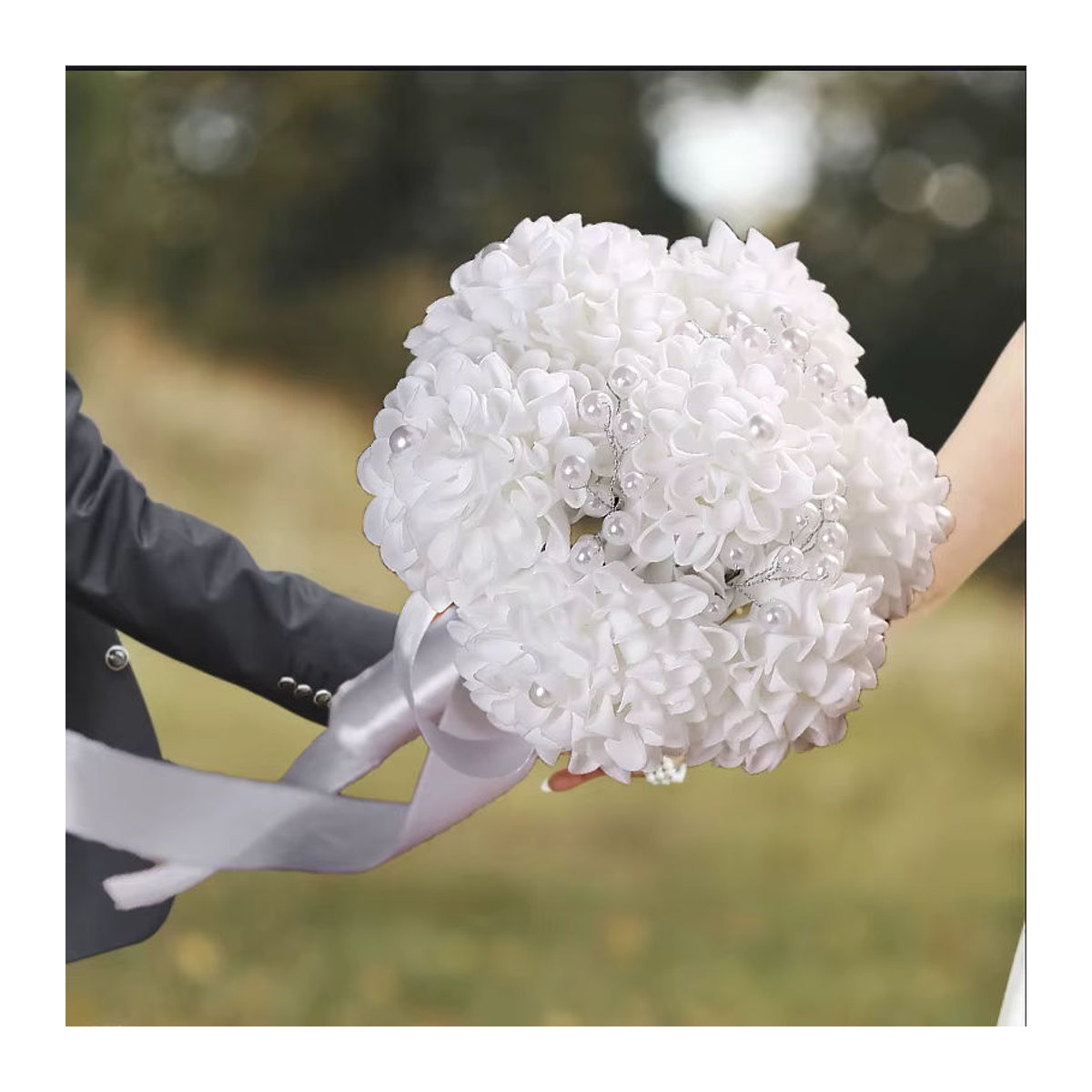 TRUE LOVE GIFT Hochzeitsstrauß in Weiß, runder floraler Textil-Blumenstrauß für Hochzeit und Dekoration - Bild 3