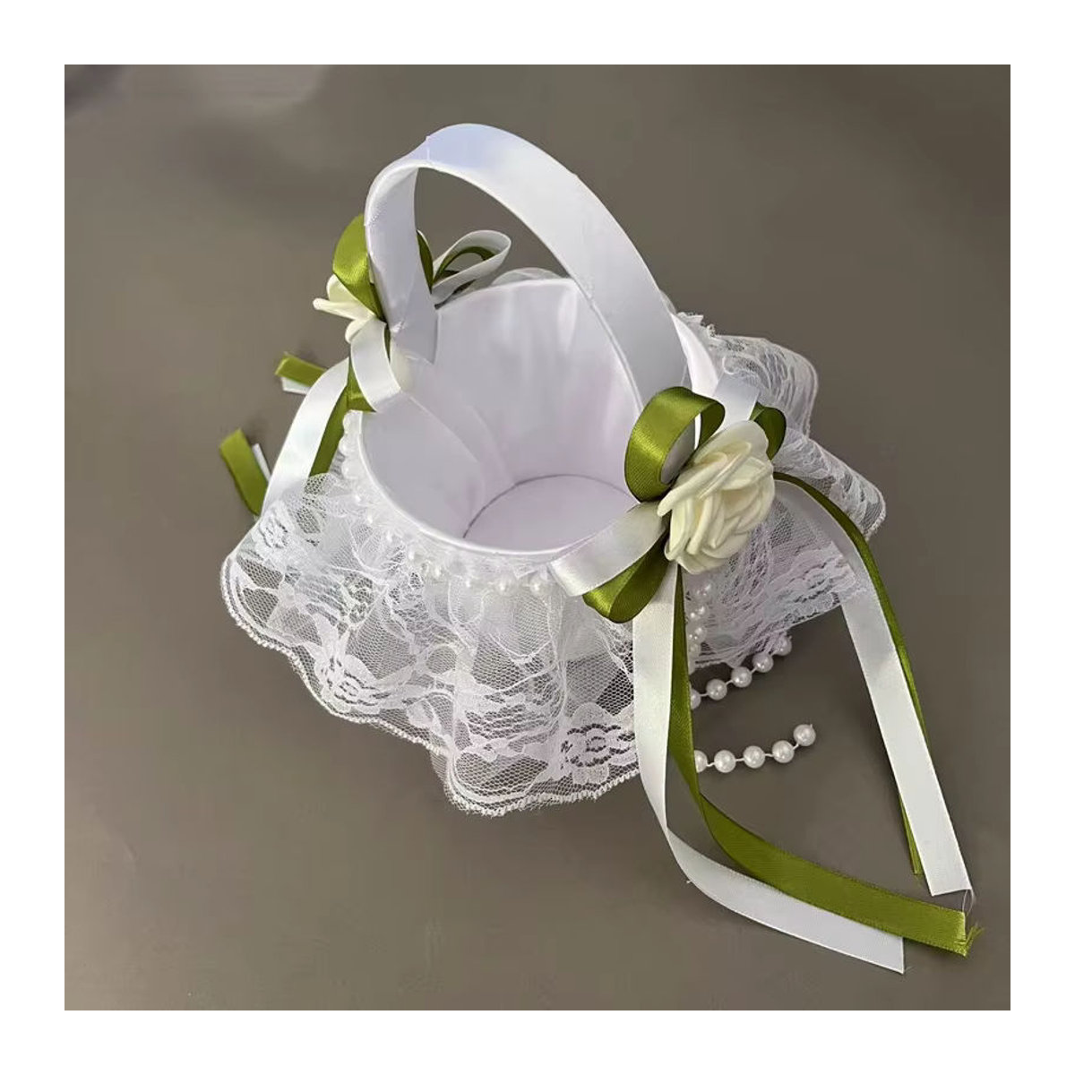 TRUE LOVE GIFT Satin-Hochzeitsblumenkorb für Blumenmädchen in Grün und Weiß, rund und minimalistisch gestaltet - Bild 3