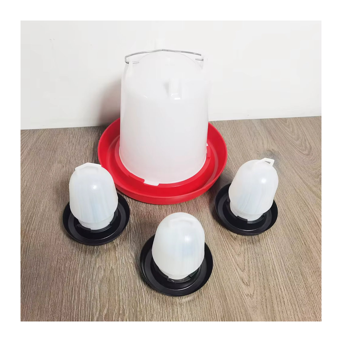 TUBEBEANS 4-teiliges Set Futter- und Wasserspender für Geflügel in Rot, bestehend aus 1 x 4 l und 3 x 350 ml - Bild 3