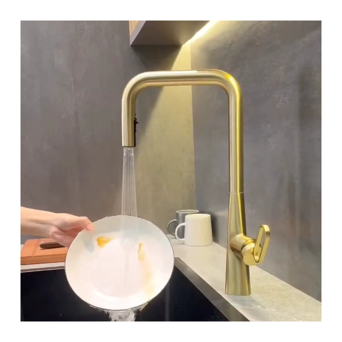 Tuqiu Küchenarmatur aus Messing in Gold und Weiß, herausziehbarer Einhebelmischer für das Waschbecken, modern und wassersparend - Bild 1