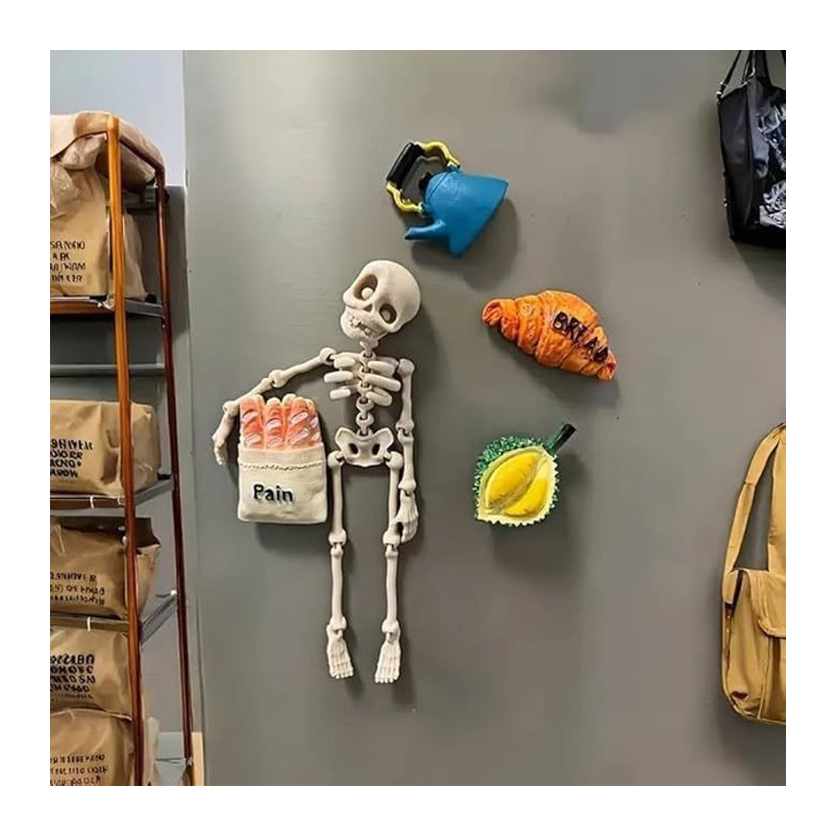 U-POLEMAG Skelett Mann Kühlschrankmagnet für Halloween in Lila und Weiß - Bild 1