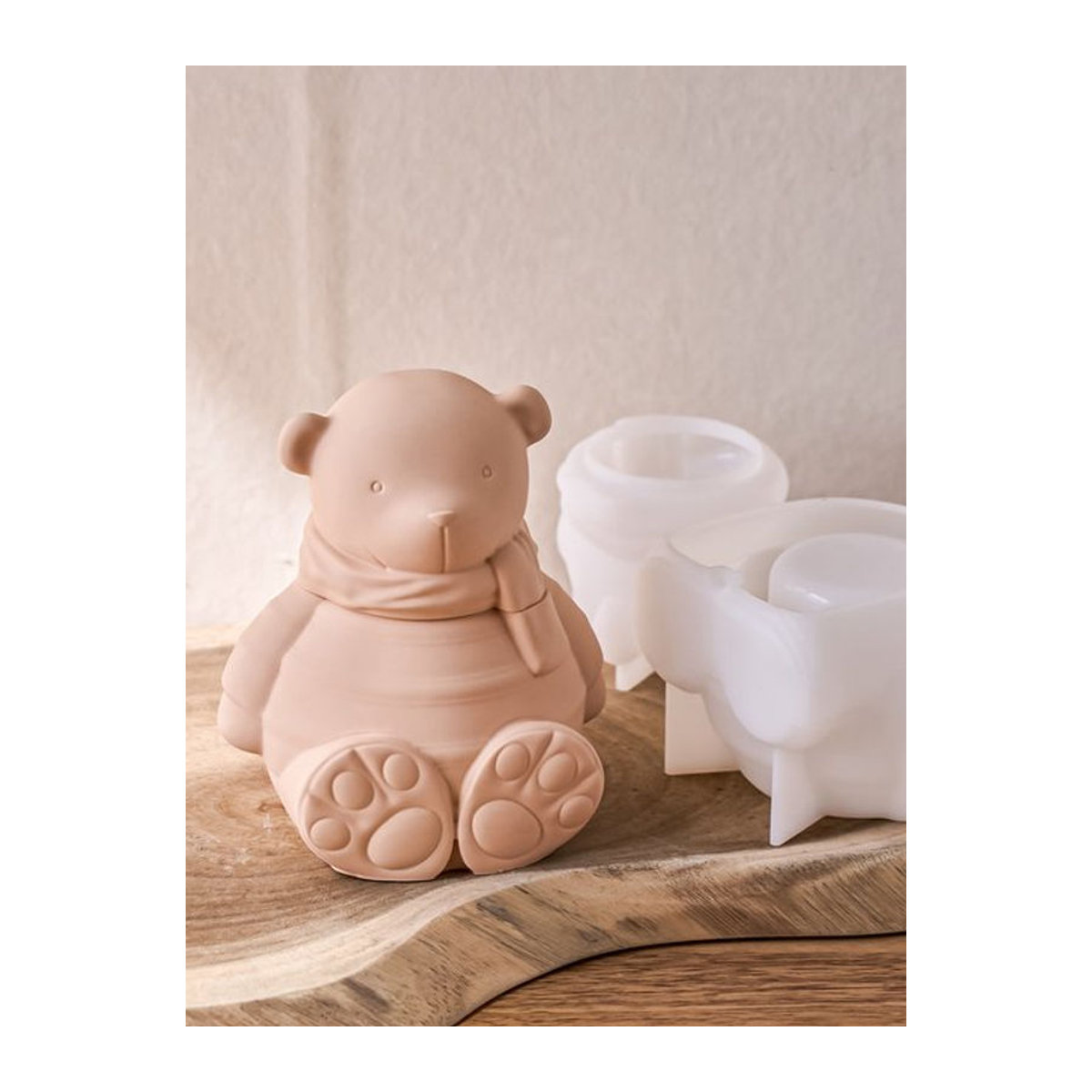 UDOCOOL Silikonform für 3D sitzenden Bären zur Herstellung von Kerzen, Glas, Harz oder Blumentöpfen in Beige und Transparent - Bild 1