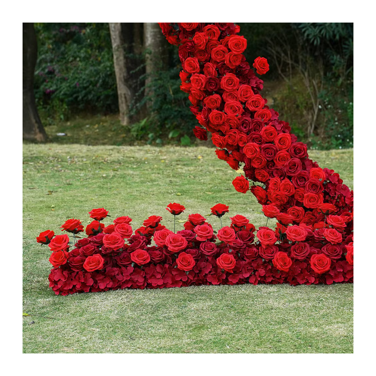 Uflower Künstliches Rosen-Blumenarrangement in Rot mit Textilbasis für Hochzeiten und als Herzförmiger Bogen-Rahmen oder Bühnen-Blumenwand - Bild 2