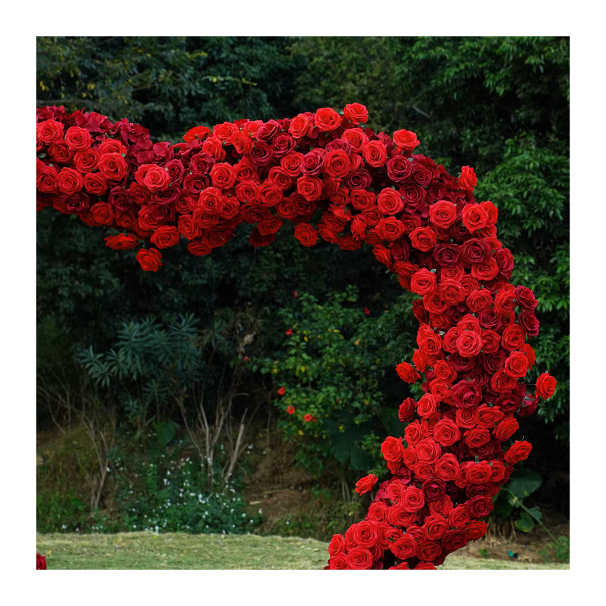 Uflower Künstliches Rosen-Blumenarrangement in Rot mit Textilbasis für Hochzeiten und als Herzförmiger Bogen-Rahmen oder Bühnen-Blumenwand - Bild 3